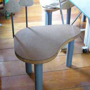 石の背もたれの椅子：塩ビ管の脚、鉄筋、パーチクルボード、石。
背中の壺にあたって気持いい。
