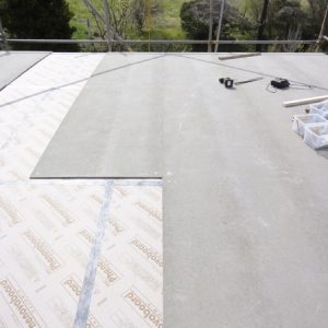 屋根の断熱材と耐火野地板。この上に防水紙を貼り板金で仕上げる。